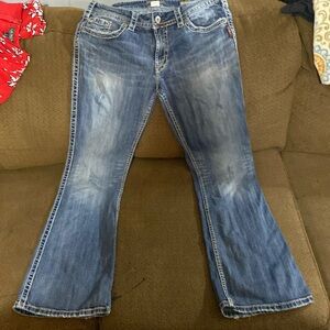 Women’s Silver 32/33 jeans inseam 31” flat across the waist 17.5”